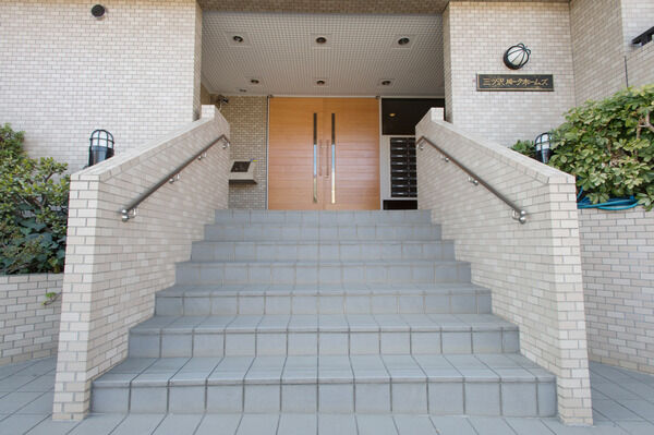 エントランスには、居住者の安心の暮らしを守るセキュリティーシステムを設置。		