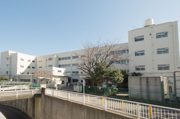 「横浜市立中丸小学校」は、約130m（徒歩2分）。		