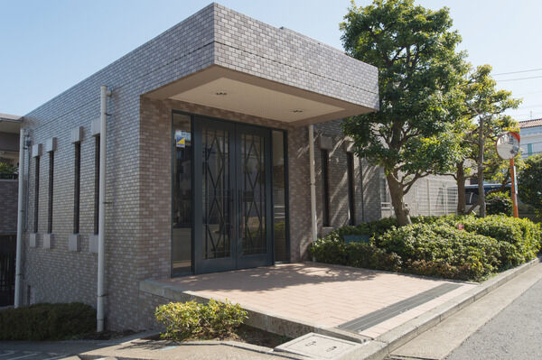 エントランスには、居住者の暮らしの安全を守るセキュリティーシステムを設置。