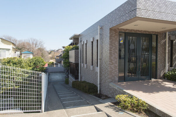 階段を下りると、近隣のお出かけをサポートする駐輪場が設けられています。