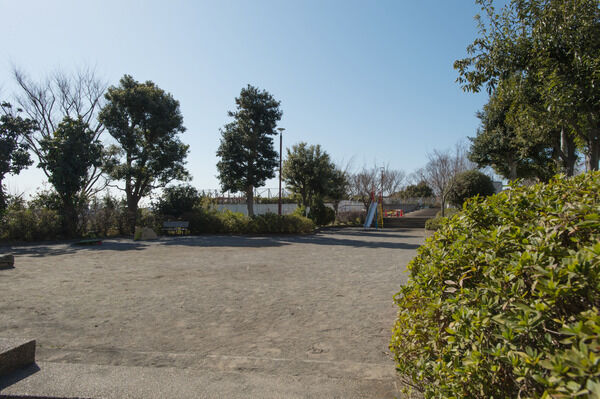 「三ツ沢上町公園」は、約1,200m（徒歩15分）。