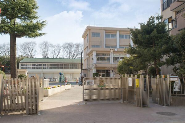 「三ツ沢小学校」まで約750m（徒歩10分）。