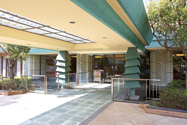 エントランスを抜けた中庭には緑と水の自然が心地良い空間を演出。	 エントランスを抜けた中庭には緑と水の自然が心地良い空間を演出。