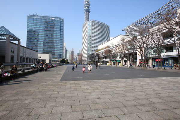 水と緑と光と音をテーマにした開放的空間「美術の広場公園」は約350m(徒歩5分)。 水と緑と光と音をテーマにした開放的空間「美術の広場公園」は約350m(徒歩5分)。