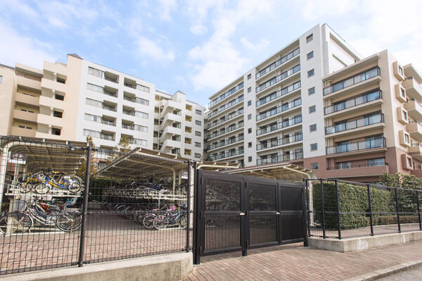 敷地内に設置された、屋根付き自転車駐輪場。		