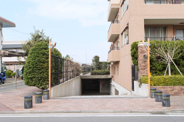 自動車駐車場は、地下に設置しています。