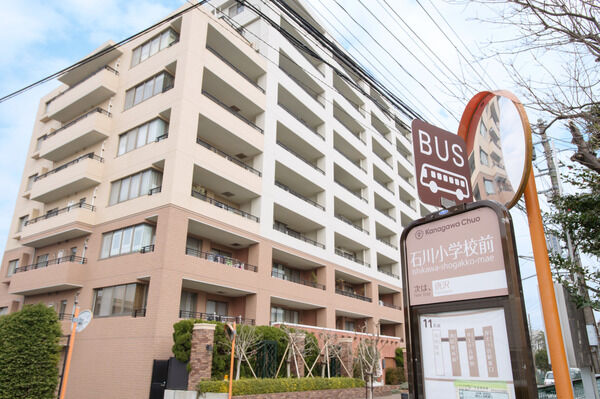 マンション前に設置されている「石川小学校前バス停」。		