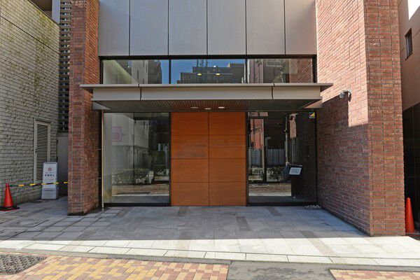 メインエントランス。木製の扉がオーナーを、ゲストを、優雅に出迎えます。 メインエントランス。木製の扉がオーナーを、ゲストを、優雅に出迎えます。