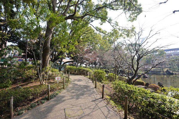 「横浜公園」約470m（徒歩6分）をはじめ、大小の公園が点在しています。