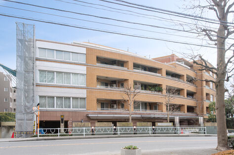 山手の住宅街にふさわしく、豊かな自然環境に調和する外観。 山手の住宅街にふさわしく、豊かな自然環境に調和する外観。