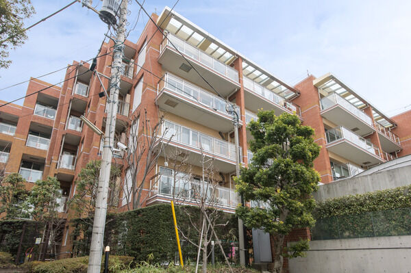 「坂道の邸」にはスクエアなバルコニーを採用。その中心にはスポットライトを設置。		