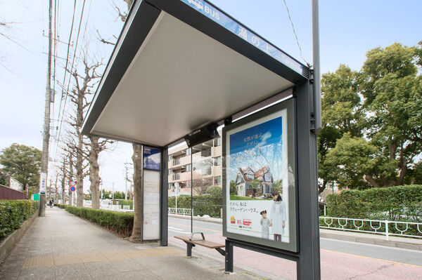 横浜方面へむかうバス停もあり、さらにインターチェンジもすぐ近くに。		