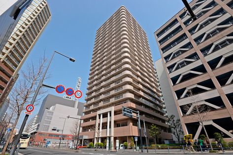 2本の円柱をあしらったファサードデザイン。		