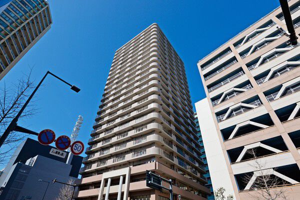 【エクステ山下公園】地上24階建て高さ約78mのランドマーク。		