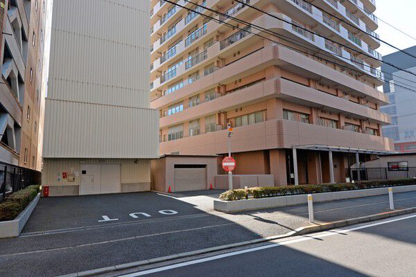車寄せを設けたサブエントランス。敷地内にパーキングタワーを併設。		