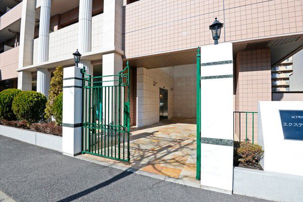 古き良き横浜をモチーフにガス灯をデザインした門柱。		