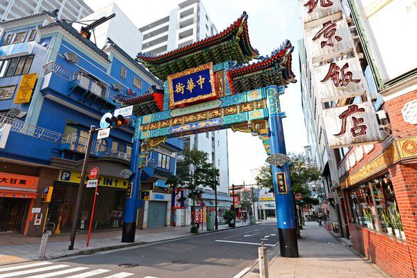 「横浜中華街」まで「山下公園」側から約80m（徒歩1分）。		