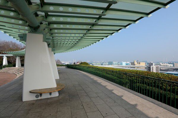 眼下に海が広がる「港の見える丘公園」は約500m（徒歩7分）。