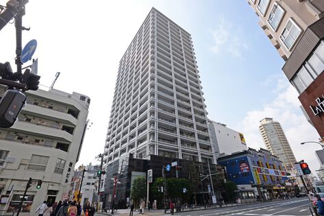 歴史文化の街と調和した存在感のあるファサード。		