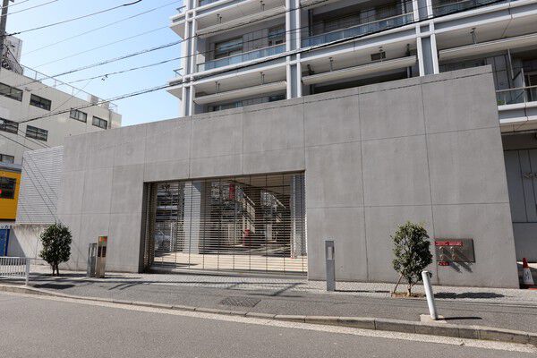 リモコン式リングシャッターを採用した重厚感あふれる駐車場ゲート。		