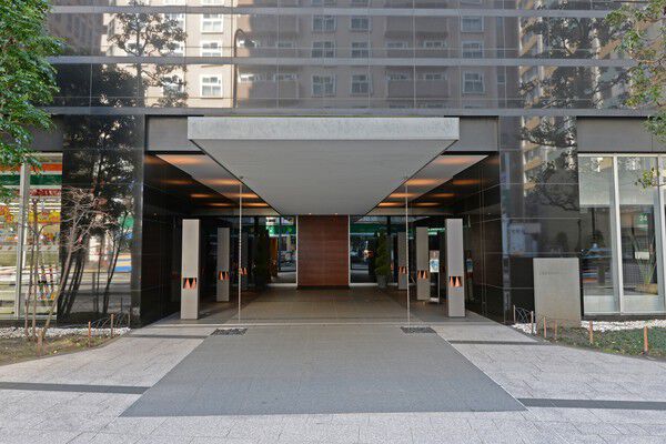 ゲートと呼ぶにふさわしい石張りのエントランス。		