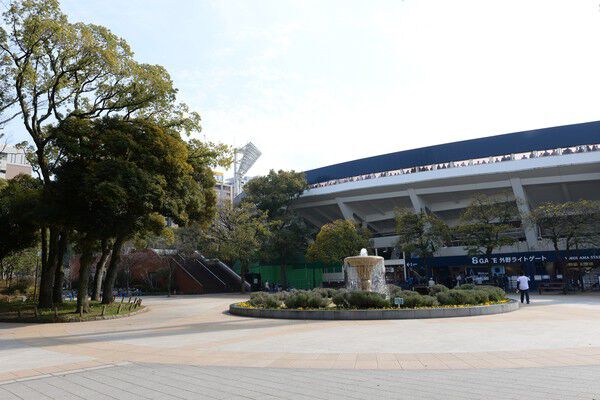 「横浜スタジアム・横浜公園」まで約750m（徒歩10分）。		