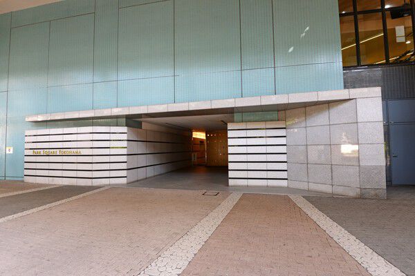 1階エントランス。5階にオーナー専用のフロントとロビーが配されています。