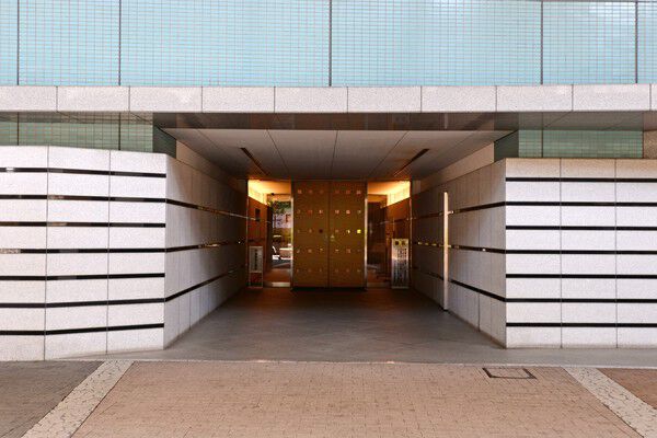 扉の先には、ホテルのような洗練された空間が広がります。