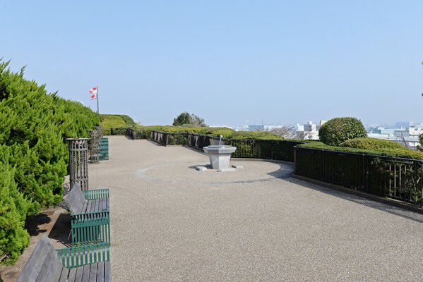 「港の見える丘公園」約900m（徒歩12分）など、数多くの公園が点在。