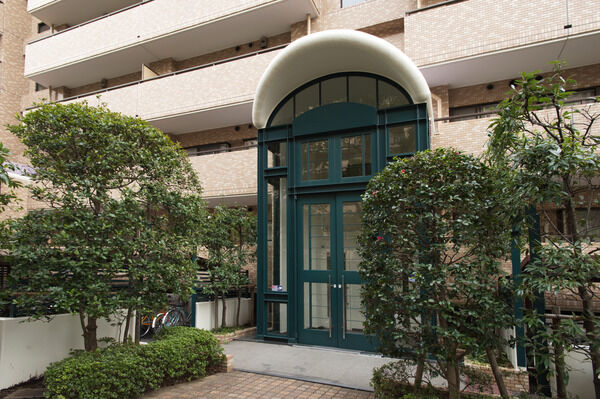 E棟のエントランス。淡いブラウン系のタイルの装いは、洋館を思わせます。