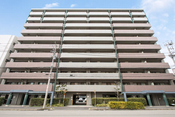 【横浜伊勢佐木南パークホームズ】南側正面は、重厚感のある気品あふれるフォルム。		
