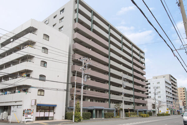 【横浜伊勢佐木南パークホームズ】プライバシーに配慮し、3戸に1基のエレベーターを採用。