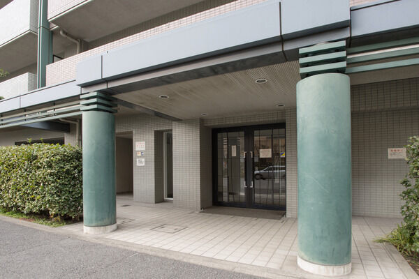 エントランスには宅配ロッカー・オートロックを設置しました。		