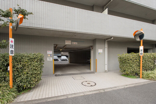 より快適な動線に配慮し、駐車場は2つのエントランスの中央に設置。