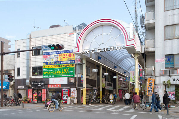 全長300ｍを越えるアーケード付き商店街は約480m（徒歩6分）。		