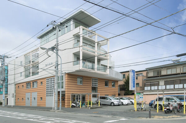 「西山耳鼻咽喉科医院」は、約220m（徒歩3分）。