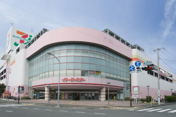 「イトーヨーカドー上大岡店」は、約1,350m（徒歩17分）。