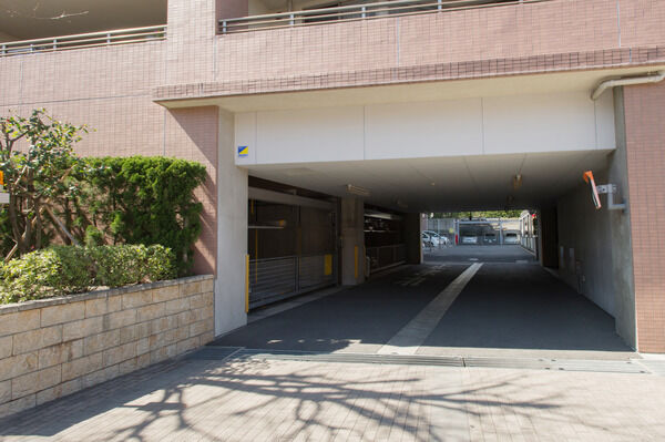 歩車分離に配慮した自動車駐車場への入り口。