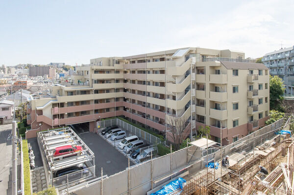 82台収容の駐車場、154台収容の駐輪場、6台収容のバイク置場を設置。