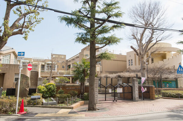 「横浜市立大岡小学校」は、約40m（徒歩1分）。	