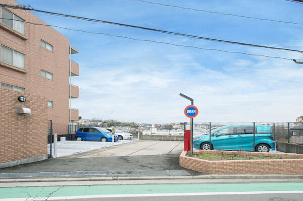 21台収容の屋外機械式駐車場を設置。 21台収容の屋外機械式駐車場を設置。