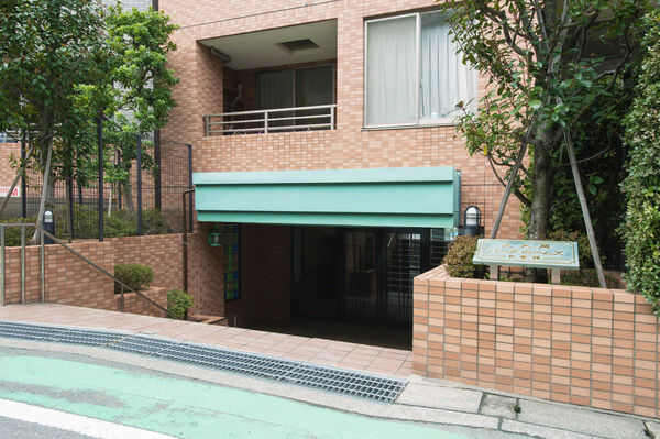 歩車分離の駐車場入り口。14台収容の平面式駐車場を設置。 歩車分離の駐車場入り口。14台収容の平面式駐車場を設置。