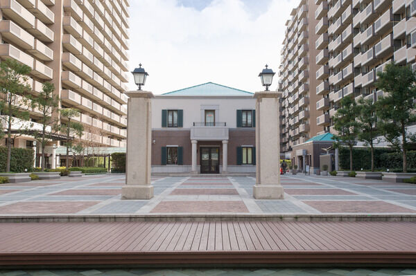 この街のサービスフロント「キングスクラブ」。集会室などがあります。