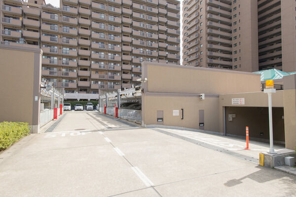 全戸分100%確保した駐車場。地下駐車場にはシャッターを設置。
