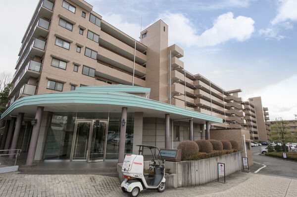 グリーンとパープルの指し色が瀟洒な印象を引き立てるエントランス。		