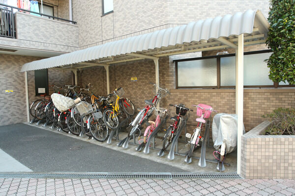 57台収容の駐輪場は施設内に設置。