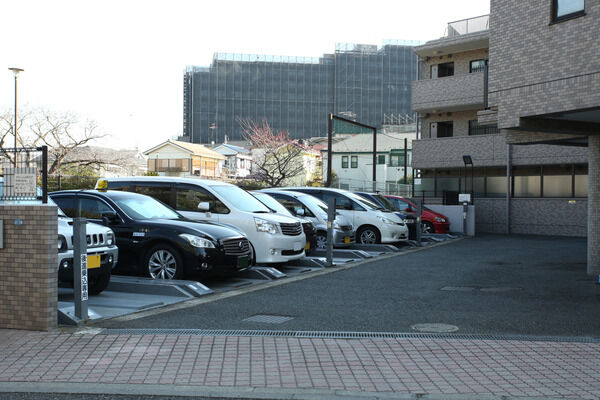 27台収容の機械式駐車場を敷地内に設置。