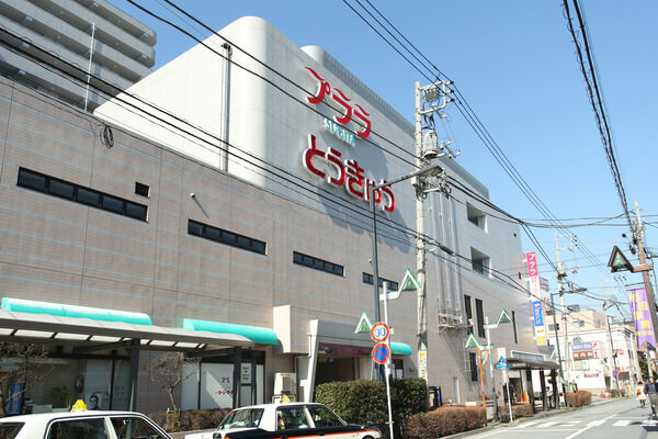 「東急プララ杉田店」は、約350m（徒歩5分）。