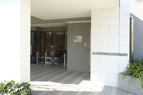 エントランスは、オートロックなどの安全面にも配慮されています。