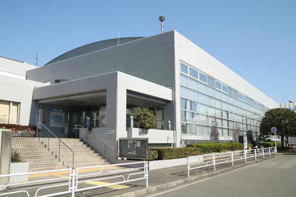 「磯子スポーツセンター」は、約670m（徒歩9分）。